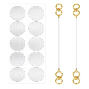 Op de afbeelding: Een set van tien ronde, doorzichtige zelfklevende patches in twee kolommen op een wit vel, naast twee verticale goudkleurige metalen verbindingsstukken met dubbele ringen verbonden door een dun, transparant en flexibel koord.
