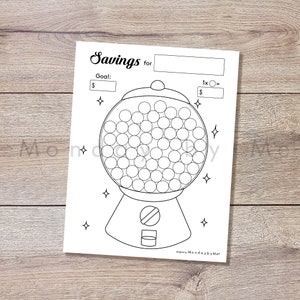 Könnte beinhalten: Ein schwarz-weißer druckbarer Spar-Tracker mit einem Gummibärchen-Automaten-Design. Der Tracker enthält einen Platz zum Schreiben eines Sparziels, einen Bereich zum Aufzeichnen des gesparten Betrags und einen Gummibärchen-Automaten mit 100 Kreisen, die zum Ausmalen sind, während Sie sparen.