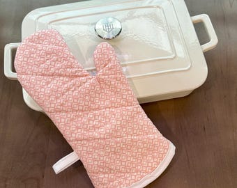 Handmade quilted oven mitt/light coral pink -bridal shower gift-housewarming gift-wedding gift-kitchen accessories-kitchen gift