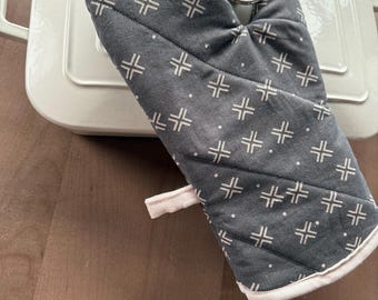 Handmade quilted oven mitt/gray and tan tones-bridal shower gift-housewarming gift-wedding gift-kitchen accessories-kitchen gift