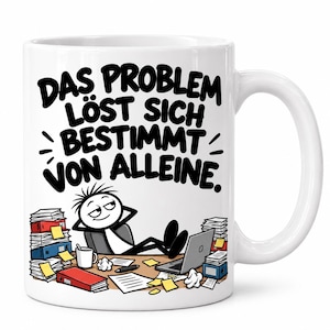 Könnte beinhalten: Eine weiße Keramik-Tasse mit einer schwarzen Grafik eines Strichmännchens, das entspannt an einem mit Aktenordnern und Laptop überladenen Schreibtisch sitzt. Der schwarze Text lautet: DAS PROBLEM LÖST SICH BESTIMMT VON ALLEINE. Bunte Details sind enthalten.