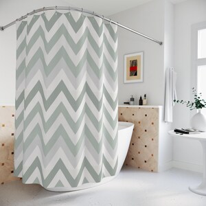 Cortina de ducha con estampado de espiga color salvia / Decoración de baño con rayas en zigzag