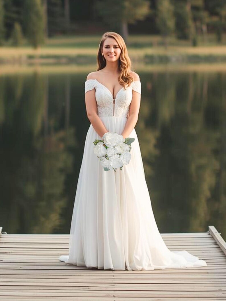 White Silk Mini Rose Wedding Bouquet: Bridesmaid Bouquets (MEDIUM) zdjęcie 2