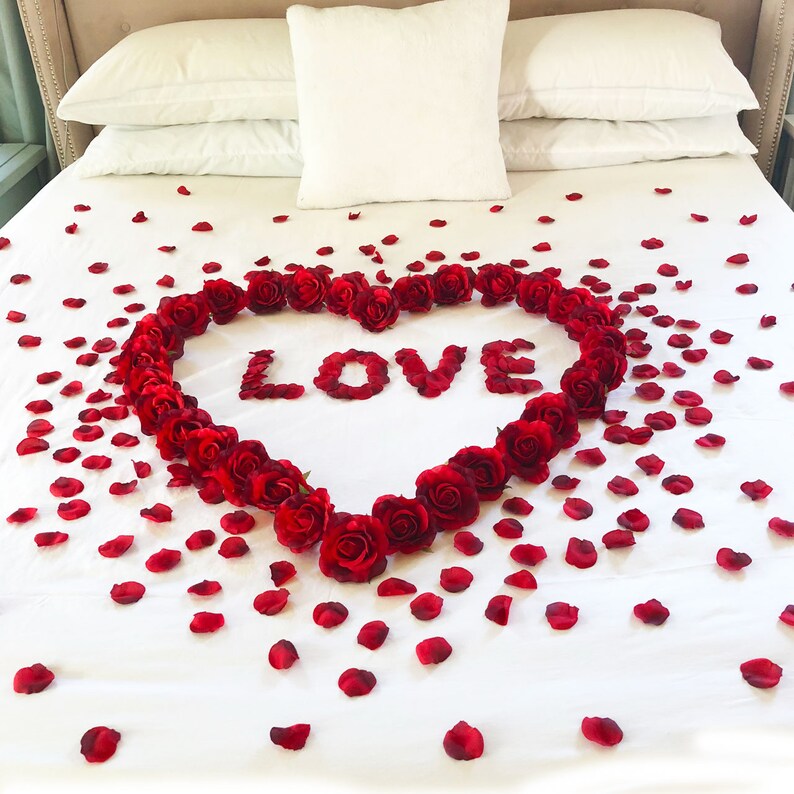30 Red Roses 250 Petals Love Romance Decoration Package Wedding Honeymoon Valentines Anniversary Birthday