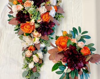 Ramo de novia de otoño: Rosas color naranja quemado, dalias color burdeos, eucalipto.