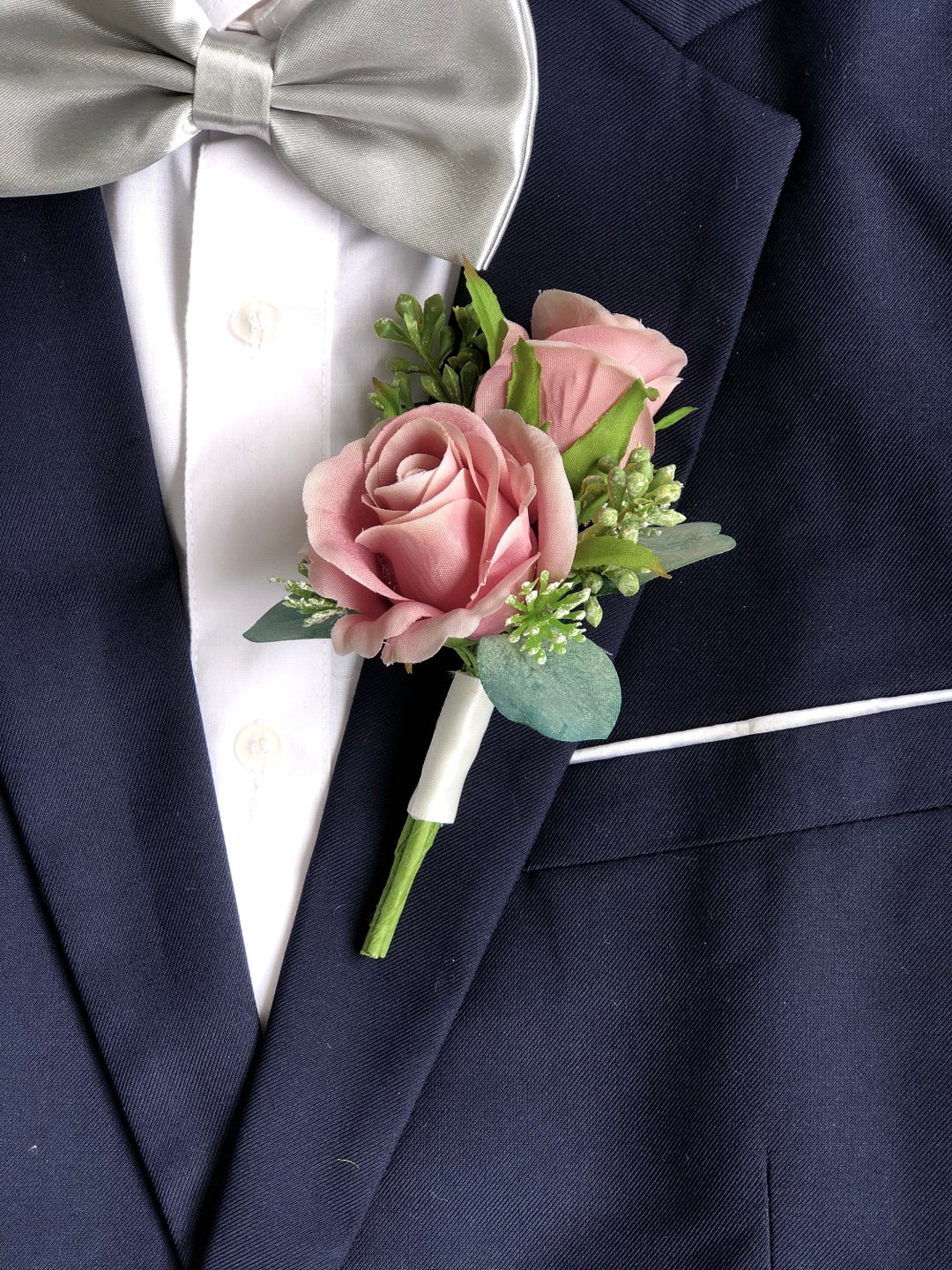 Boutonniere Da Uomo In Tessuto – Colore Dusty Rose – Set Da 6 – Con Tulipano Bianco E Foglie Verdi – Per Matrimonio E Cerimonie