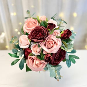 Ramo de novia burdeos y rosa empolvado / Flores artificiales / Ramos de dama de honor (rosa mediana + eucalipto)