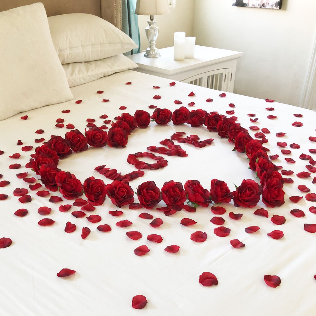 Rose petals Decoration Ideas For Valentine's Day, Romantic Room Decoration  Ideas