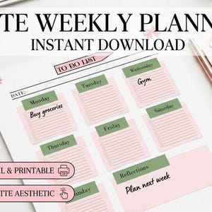 Puede incluir: Una página de planificador semanal con fondo blanco y detalles en rosa y verde salvia. El diseño incluye secciones para cada día de la semana, una lista de tareas y un cuadro de reflexiones. El texto incluye CUTE WEEKLY PLANNER y los días.