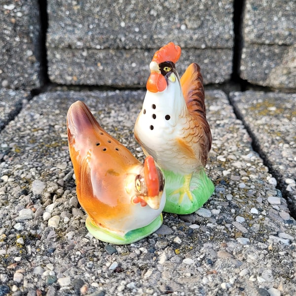 Hen and Rooster Salt and Pepper Shakers, Country Farm Kitchen, Vintage Kitchenware, Ceramic Collectibles, Homestead Dining Decor