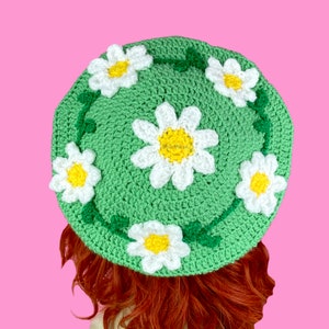 Daisy Chain Beret, Nostalgic Floral Crochet Hat, Cottagecore Aesthetic, Pastel Kawaii Flower Beret, Nature Lover Gift, Cute Spring Fashion