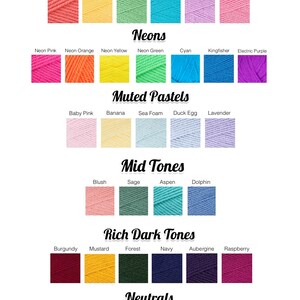 Pu&ograve; includere: Una tabella di colori di filato organizzati per famiglia di colori, tra cui colori brillanti classici, pastello vibranti, neon, pastello tenui, toni medi, toni scuri ricchi, neutri e scala di grigi. Ogni famiglia di colori ha una riga di campioni di filato con il nome del colore stampato sotto ogni campione.