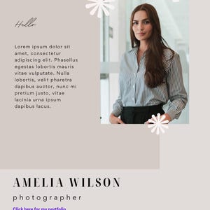 Puede incluir: Una plantilla de portafolio digital con una fotografía de una persona con una camisa de botones a rayas azules y blancas y pantalones negros. El diseño incluye el texto Hello, el texto de relleno Lorem ipsum y el nombre Amelia Wilson photographer.