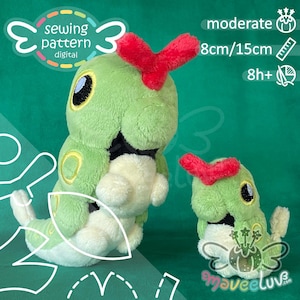 May include: Two plush caterpillar toys in light green with cream-colored undersides, large black eyes, and a red Y-shaped horn on the head. Text on the image includes sewing pattern digital, moderate, 8cm/15cm, and 8h+. The toys feature yellow circular markings.