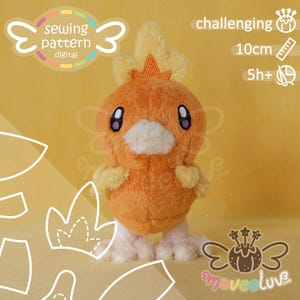 Puede incluir: Un peluche de criatura naranja y amarilla con cuerpo redondeado, una pequeña cresta en la cabeza y pies blancos. La imagen incluye texto que indica un patrón de costura digital, una altura de 10cm, nivel difícil y más de 5 horas.