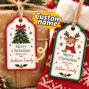Puede incluir: Dos etiquetas de regalo rectangulares con bordes superiores redondeados y cordel. La etiqueta izquierda tiene un borde rojo, un árbol de Navidad y el texto Merry Christmas with love, the Anderson Family. La derecha tiene un borde verde, un reno y el texto Merry Christmas with love, the Wilson Family.