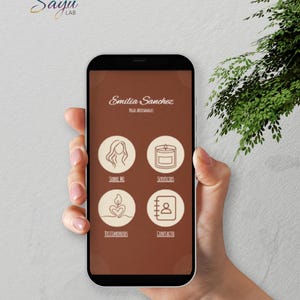 Op de afbeelding: Een smartphone met een bruine interface met de tekst Emilia Sanchez en Velas Artesanales. Vier ronde iconen zijn in een raster geplaatst, gelabeld Sobre Mi, Servicios, Testimonios en Contacto, met lijntekeningen van een persoon, kaars, hart en adresboek.