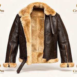 Könnte beinhalten: Eine dunkelbraune Lederjacke mit dickem, hellbraunem Lammfellfutter, einem breiten Kragen und langen Ärmeln mit Reißverschlussbündchen. Die Jacke verfügt über einen Frontreißverschluss, einen Taillengürtel mit Schnalle und sichtbare Nähte.