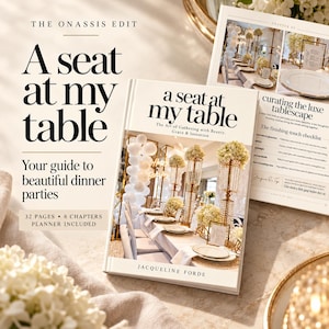 Può includere: Un libro con copertina rigida intitolato A Seat at My Table di Jacqueline Forde, contenente una guida per cene con 32 pagine, 8 capitoli e un'agenda. La copertina mostra una fotografia di un tavolo da pranzo formale con alti centrotavola floreali.