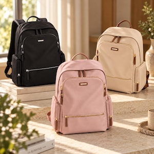 Könnte beinhalten: Drei Rucksäcke in Schwarz, Altrosa und Beige. Jeder Rucksack verfügt über einen Tragegriff, verstellbare Schultergurte, ein großes Hauptfach, eine Reißverschlusstasche auf der Vorderseite und Seitentaschen. Der schwarze Rucksack hat silberne Beschläge, während die rosafarbenen und beigen Rucksäcke goldfarbene Beschläge und braune Akzente aufweisen.