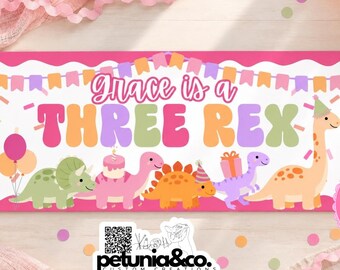 Peut inclure: Une bannière rectangulaire avec le texte Grace is a THREE REX en rose, orange et vert. Le design comprend des illustrations colorées de cinq dinosaures, des guirlandes de fête et des confettis sur un fond blanc avec une bordure festonnée rose.