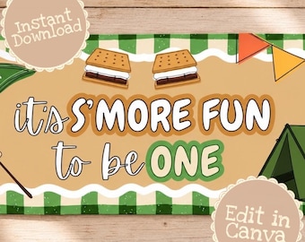Peut inclure: Une pancarte rectangulaire à bordure vichy verte et blanche avec le texte "it's S'MORE FUN to be ONE" et "Camp Beckham". Les graphismes incluent un feu de camp, des s'mores, une tente verte, un sac à dos et des fanions orange.