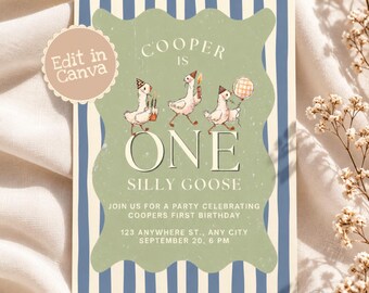 Peut inclure: Une carte d'invitation d'anniversaire rectangulaire avec des rayures verticales bleues et blanches et un cadre festonné vert sauge au centre. Le texte indique Cooper is one silly goose, join us for a party celebrating Coopers first birthday, 123 anywhere st., any city, September 20, 6 pm. Trois oies illustrées portant des chapeaux de fête sont représentées, dont l'une tient un ballon.