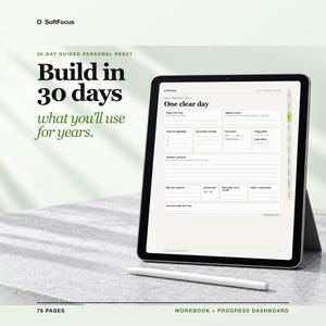 Op de afbeelding: Een digitale tablet met een 30-daags persoonlijk reset-werkboek met de tekst Build in 30 days what you'll use for years en One clear day. Een witte stylus ligt voor de tablet, die een voortgangsdashboard van 76 pagina's bevat.