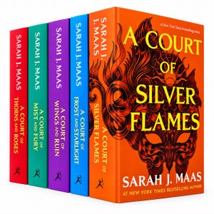 Op de afbeelding: Een set van vijf hardcover boeken van Sarah J. Maas. Het voorste boek is oranje met een zwarte maskerillustratie en de titel A Court of Silver Flames. De vier boeken erachter hebben rode, groenblauwe, paarse en blauwe ruggen met witte tekst.