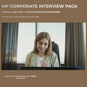 Pode incluir: MP CORPORATE INTERVIEW PACK, 6 Sony S-Log2 LUTs + 6 DaVinci Resolve PowerGrades, For Interviews, Testimonials & Corporate Video, Sony S-Log2, 33-Point Cube LUTs, Editable PowerGrades. Uma pessoa com um blazer claro sentada numa secretária.