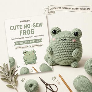 Puede incluir: Un patrón digital en PDF para una rana de ganchillo, con el texto 'FURMELOO CUTE NO-SEW FROG', junto a un peluche de rana tejido en color verde salvia, varios ovillos de lana a juego, un ganchillo de madera y unas tijeras de metal.
