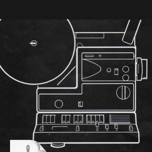 Pode incluir: Um desenho de linha preto e branco de um projetor de filme vintage. O projetor tem um carretel redondo grande no lado esquerdo, um corpo retangular com controles e uma lente no lado direito.