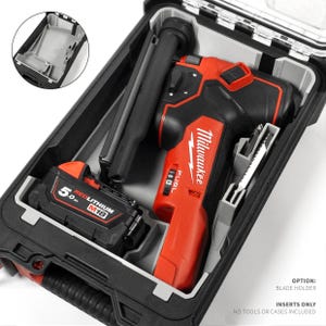 Op de afbeelding: Een zwarte kunststof gereedschapskofferinzet met voorgevormde vakken voor een Milwaukee M18 Fuel gereedschap, een 5.0 Ah Redlithium accu en een mes. De tekst op de afbeelding luidt: OPTION: BLADE HOLDER, INSERTS ONLY NO TOOLS OR CASES INCLUDED.