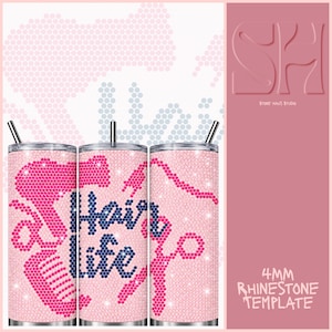 Pode incluir: Três copos cilíndricos cobertos com strass rosa com um design de strass azul escuro que diz Hair Life. Os copos incluem canudos prateados e são decorados com ícones de strass rosa de um secador de cabelo, pente e tesoura.