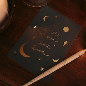 To the Moon and Back Celestial Postcard, Astrology Mini Print, Gold Foil Galaxy Notecard, Durable et Recyclable, Stars & Moons Design