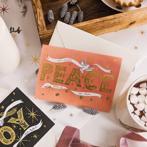 Biglietto di Natale con lettere in oro PEACE, Natale Scandi, Natale in tono gioiello, Biglietto di Natale illustrato, Biglietto di Natale con lettere rosa