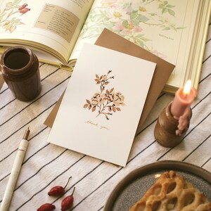 Florale Dankeskarte, Illustriertes Rosendesign, Botanische Illustration inspiriert, Vintage Cottagecore Stil, Nachhaltige und recycelbare Karte