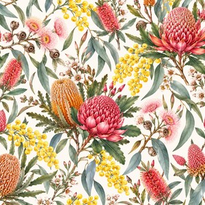 Pode incluir: Um padrão botânico com flores de protea vermelho vibrante, flores de acácia amarelo-dourado e flores de escova-de-garrafa cor-de-rosa. O design inclui folhas de eucalipto verdes e pequenas vagens castanhas num fundo creme claro.