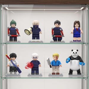 Könnte beinhalten: Eine Sammlung von acht Kunststoff-Minifiguren, die auf zwei Glasböden ausgestellt sind. Die Figuren verfügen über verschiedene Zubehörteile wie rote Schlagstöcke, ein Megafon, ein Schwert, einen roten Energieeffekt, eine gemusterte Klinge und einen Panda.
