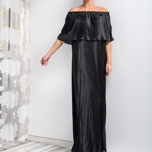 Zwarte satijnen geplooide maxi-jurk: elegante off-shoulder jurk