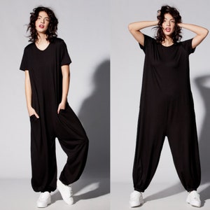Damen Jumpsuit mit Taschen, Plus Size Harem Jumpsuit, Minimalist Overall, Schwarzer Jumpsuit mit lockerer Passform, Kurzarm Jumpsuit