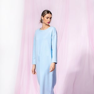 Op de afbeelding: Een lichtblauwe maxi-jurk met lange mouwen en een ronde hals. De jurk is gemaakt van een zachte, comfortabele stof en perfect voor een casual dagje uit.