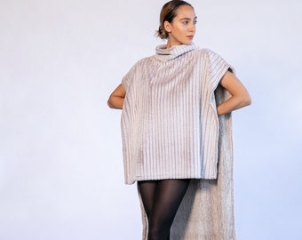 Poncho femme en fausse fourrure, couverture moelleuse avec col roulé, poncho avec fentes latérales et décolleté polo, poncho chaud en beige, couverture d’hiver