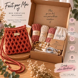 Puede incluir: Un kit de manualidades de macramé en una caja de cartón que contiene tres bobinas de cuerda en terracota y crema, una bolsa de tela, cuentas de madera, cierres metálicos dorados y una cinta métrica. Incluye un bolso de macramé terminado.