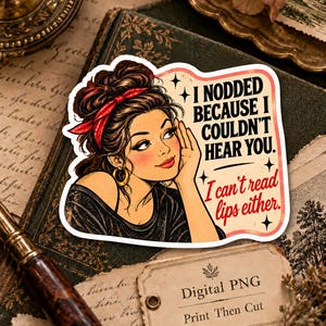Puede incluir: Una pegatina troquelada con una ilustración estilizada de una persona con un moño desordenado, una diadema roja y pendientes de aro dorados. El texto dice: I NODDED BECAUSE I COULDN'T HEAR YOU. I can't read lips either. Fondo de color crema.
