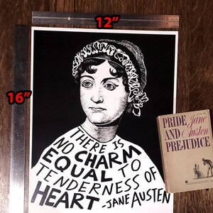 Pode incluir: Ilustra&ccedil;&atilde;o em preto e branco de Jane Austen, autora de Orgulho e Preconceito, com a cita&ccedil;&atilde;o "N&atilde;o h&aacute; encanto igual &agrave; ternura do cora&ccedil;&atilde;o - Jane Austen". A ilustra&ccedil;&atilde;o est&aacute; em uma impress&atilde;o de 12x16 polegadas.
