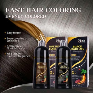 Può includere: Due flaconi in plastica nera di shampoo colorante Gee Magic 3 in 1, uno marrone scuro e uno nero, davanti alle loro scatole di cartone rettangolari abbinate. La confezione riporta testi tra cui Fast Hair Coloring e 500ml.