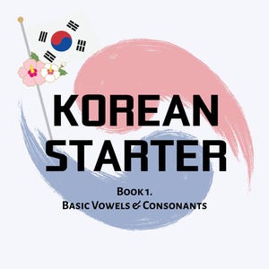 Op de afbeelding: Een boekomslag met de titel KOREAN STARTER BOOK 1. BASIC VOWELS & CONSONANTS met een penseelstreekontwerp in roze en blauw. Het bevat een kleine Zuid-Koreaanse vlag en roze en witte hibiscusbloemen op een witte achtergrond, met KOREAN W/ CHARLIE onderaan.