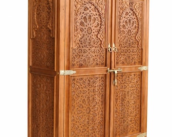 Handgefertigter Kleiderschrank mit Blumenmuster