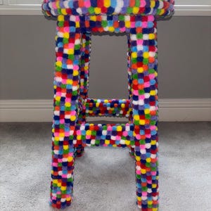 Taburete de pompones arcoíris, mueble de pompones hecho a mano, decoración colorida para habitaciones, taburete maximalista para sala de juegos, pieza única y llamativa.